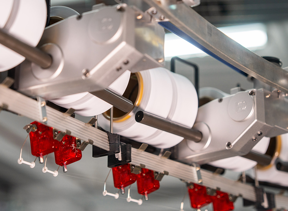 Rolos e alimentadores de fio em m&aacute;quina de tric&ocirc; circular